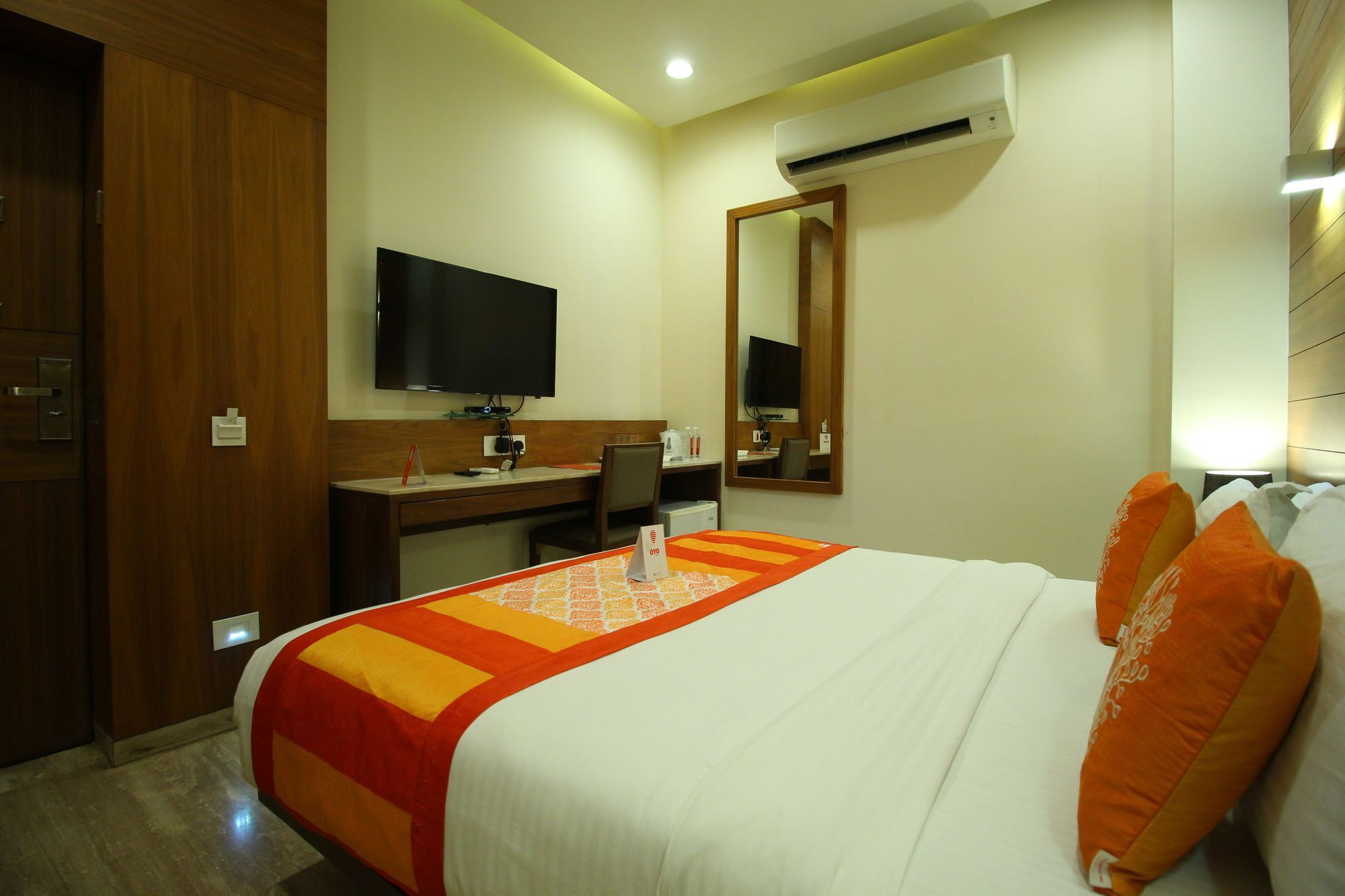 Oyo 8992 Hotel Kyra Ahmedabad Ngoại thất bức ảnh